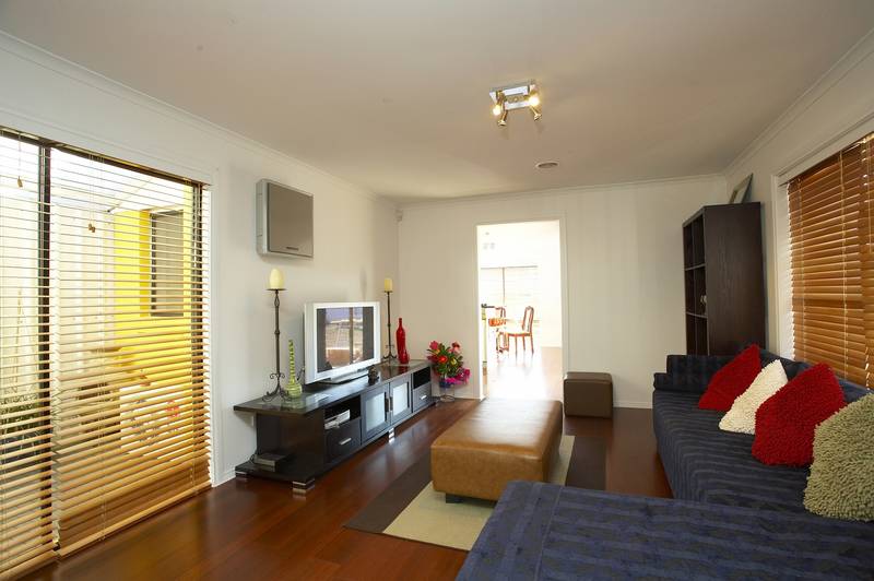 Stunning 3 bedroom home close to shops, schools and transport links Picture 2