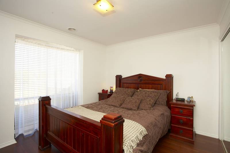 Stunning 3 bedroom home close to shops, schools and transport links Picture 3