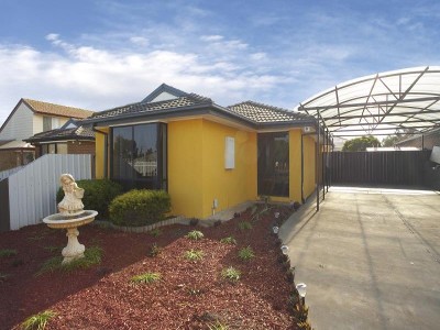 Stunning 3 bedroom home close to shops, schools and transport links Picture