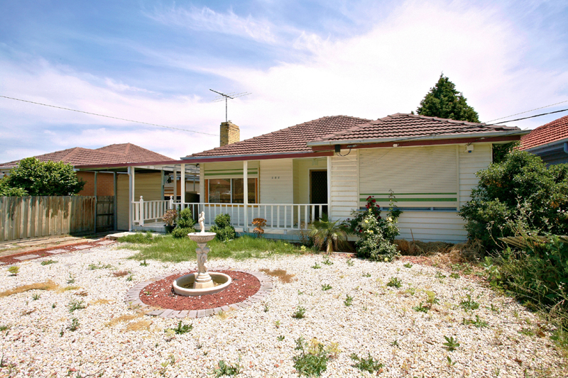 Outstanding Family Living With Elegance & Style! Picture 1