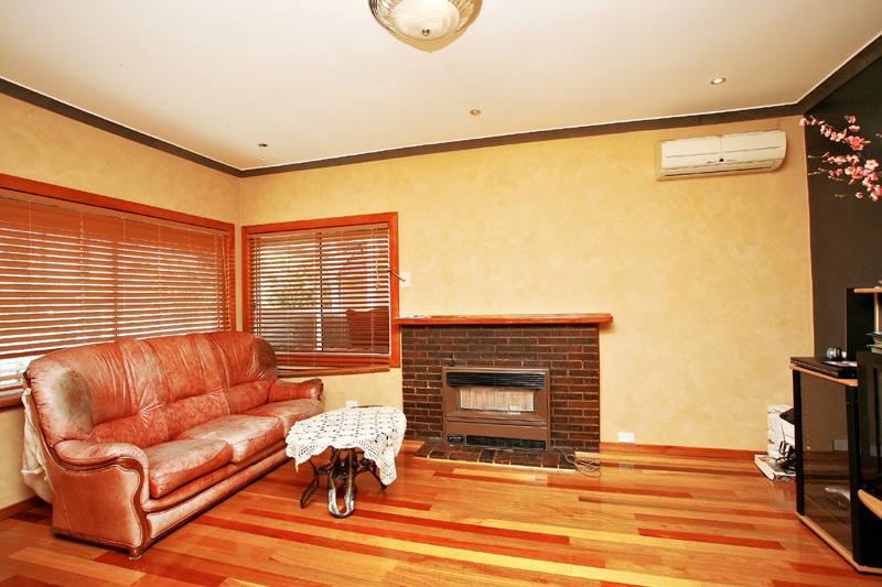 Outstanding Family Living With Elegance & Style! Picture 2