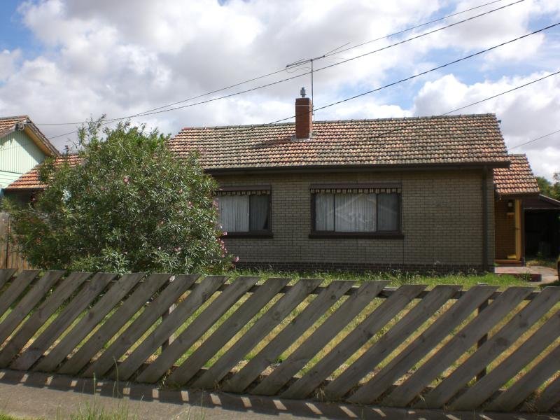 Located Close to Public Transport, Schools & Shopping Facilities. Picture 1