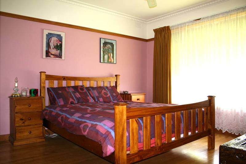 Close to Schools and Public Transport. Available to move into after 17th December. Picture 3