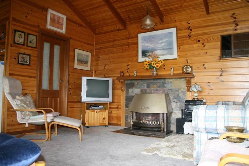 Fully Furnished, Close to Transport and Shopping Facilities. Picture 2