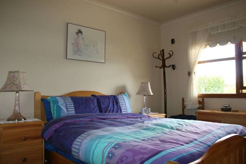 Fully Furnished, Close to Transport and Shopping Facilities. Picture 3