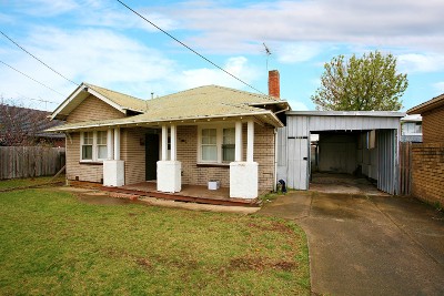 MINUTES FROM TRAIN STATION Picture