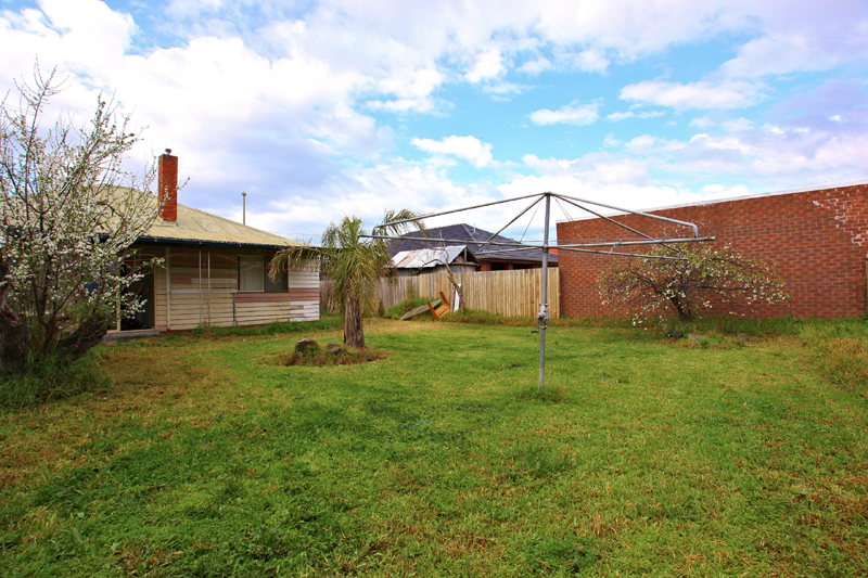 MINUTES FROM TRAIN STATION Picture 3