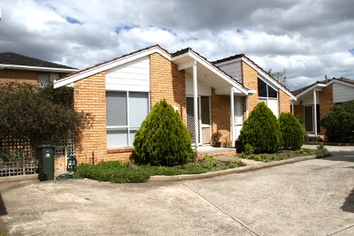 Close to Schools, Public Transport and Shopping Facilities. Picture