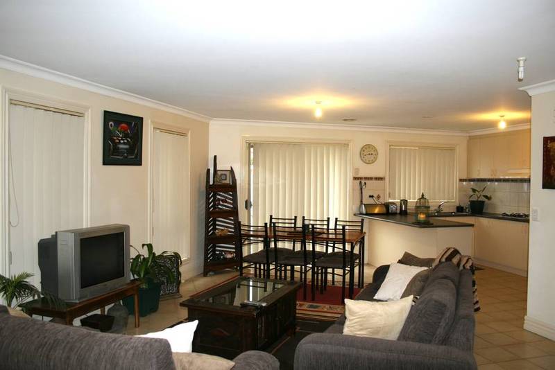 Great location, Close to schools, public transport, shopping and Freeway Picture 1