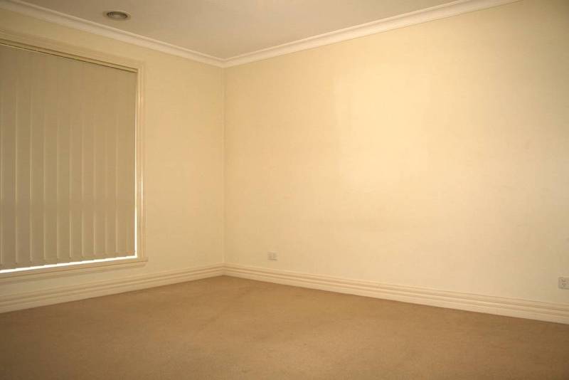 Great location, Close to schools, public transport, shopping and Freeway Picture 3