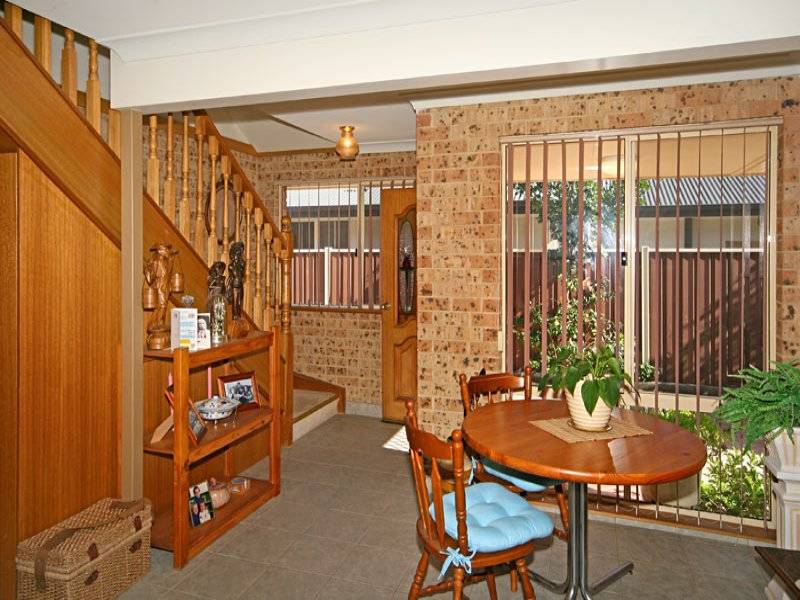 Attention First Home Buyers- Superb Townhouse - Superb Locale! Picture 2