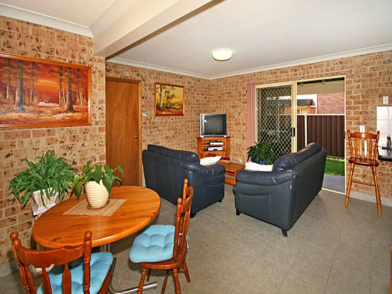 Attention First Home Buyers- Superb Townhouse - Superb Locale! Picture 3