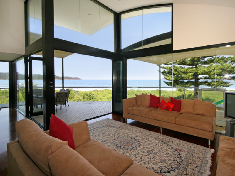 Exquisite Absolute Beachfront Residence! Picture 2