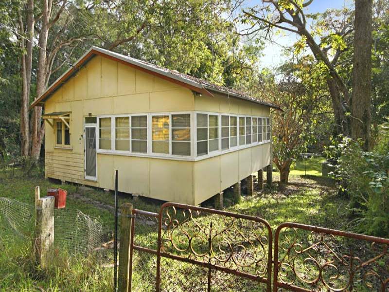 Original cottage on a huge, north facing 1872m2 block! Picture 1