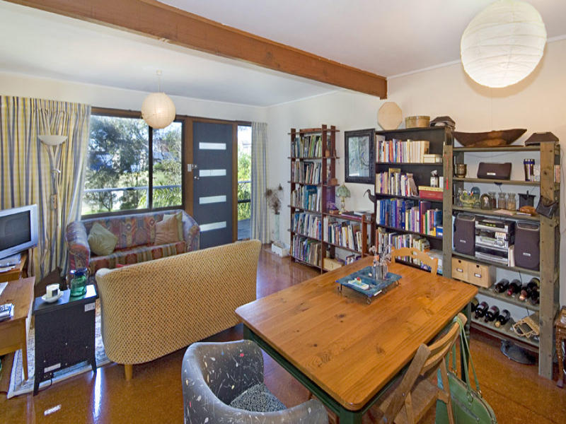 Perfectly positioned between the waters! Picture 2