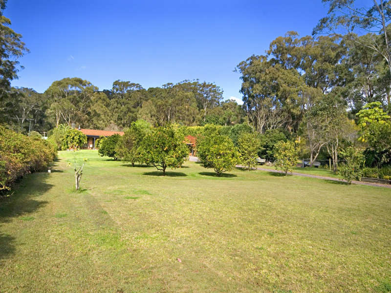 4 Bedroom House set on 1.2 acres Picture 2