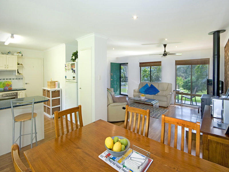 4 Bedroom House set on 1.2 acres Picture 3