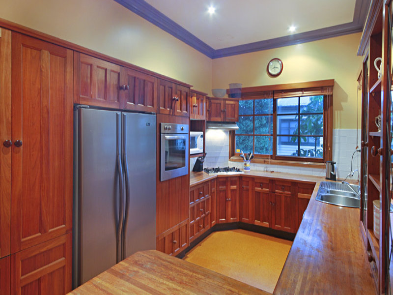 Superb 5 Bedroom Freestanding Home On Waterfront Precinct Picture 2