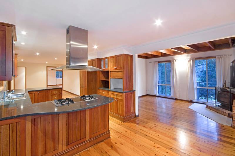 Sprawling Home Set On 4 Sundrenched Acres! Picture 2