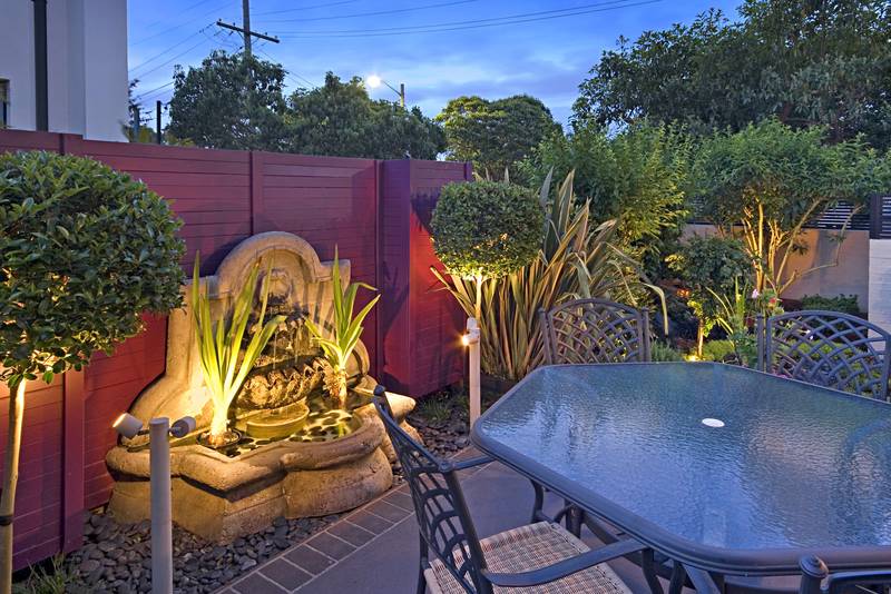 Arguably one the finest townhouse's on the entire Peninsula! Picture 3