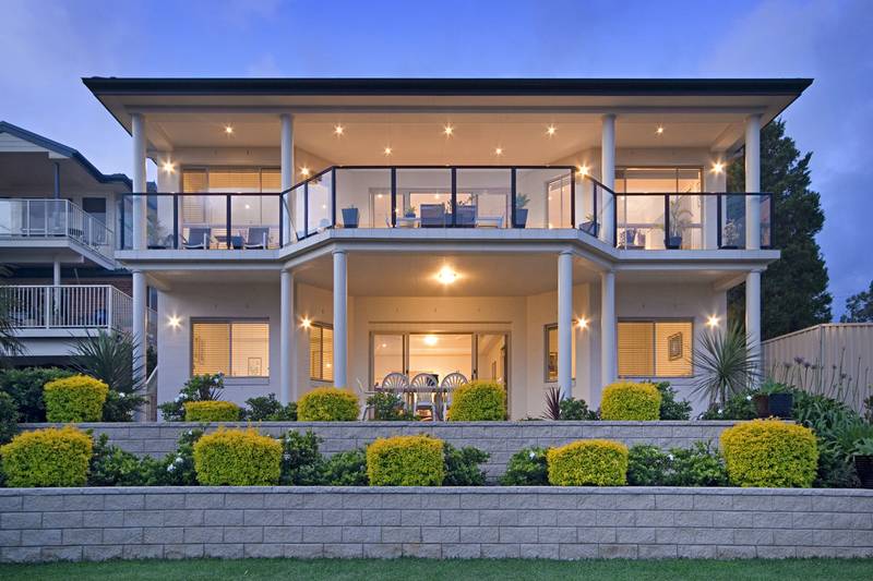 Near New Palatial Home with Impressive Ocean Views Picture 1