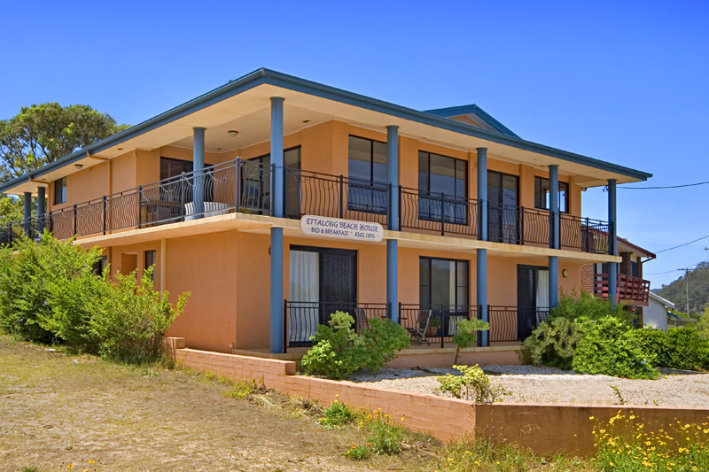 HUGE 8 BEDROOM OCEANFRONT RESIDENCE Picture 3