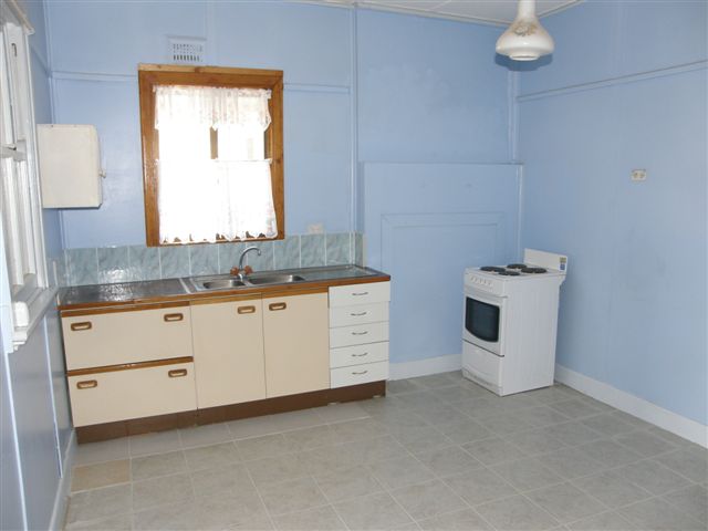 Walk to Beach, Shops & School Picture 2