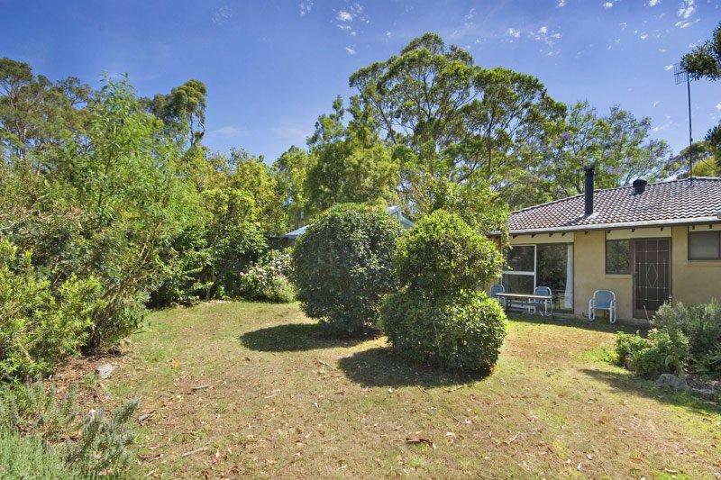 A charming cottage on a level sunny block Picture 3