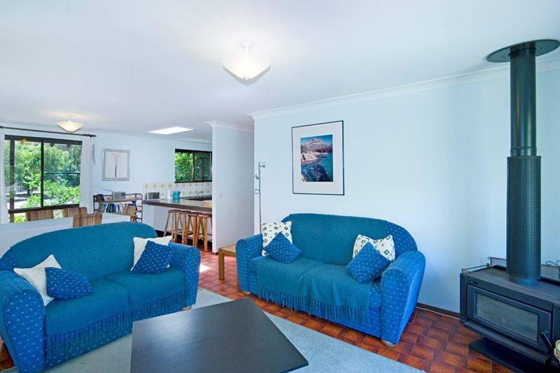 A charming cottage on a level sunny block Picture 2