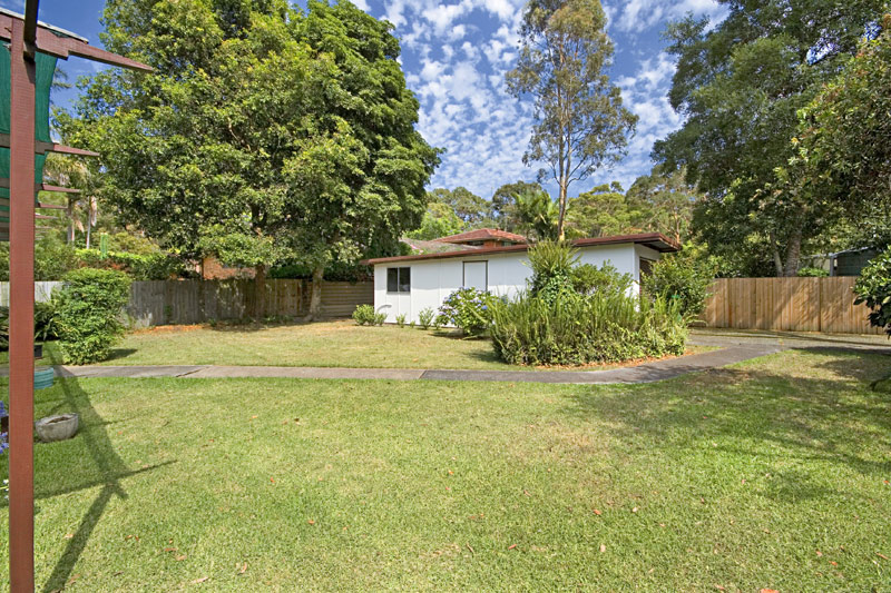 Private and sundrenched 3 bedroom home on a huge 840m2 block Picture 2