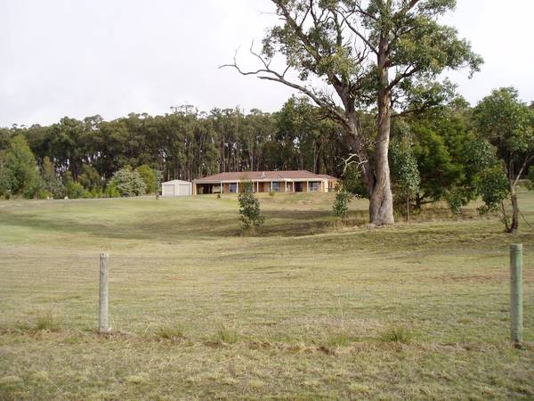 SENSATIONAL VIEWS FROM THIS 4 BR FAMILY HOME ON 5 ACRES JUST 10 MINS FROM CBD Picture 2