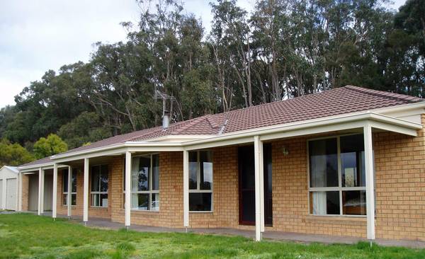 SENSATIONAL VIEWS FROM THIS 4 BR FAMILY HOME ON 5 ACRES JUST 10 MINS FROM CBD Picture 1