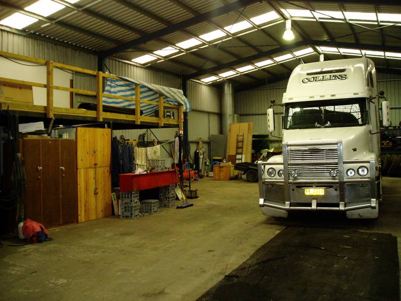 EXCELLENT INDUSTRIAL FACILITIES IN DELACOMBE Picture 3