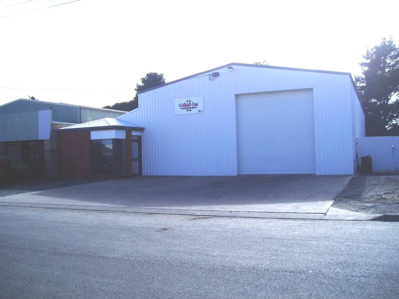 EXCELLENT INDUSTRIAL FACILITIES IN DELACOMBE Picture 1
