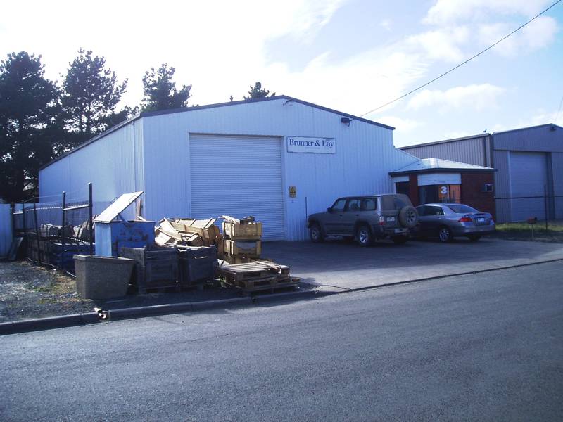 EXCELLENT INDUSTRIAL FACILITIES IN DELACOMBE Picture 2