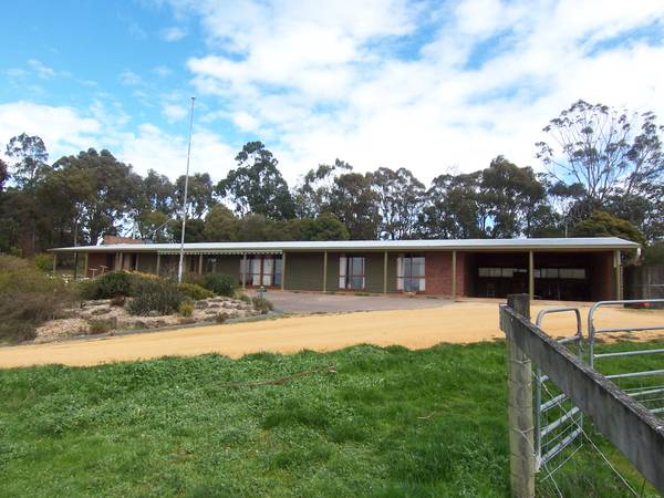 BREATHTAKING VIEWS, 39 SQUARES UNDER ROOF, 10 ACRES, LOTS OF WATER, JUST 12 MINUTES FROM CBD Picture