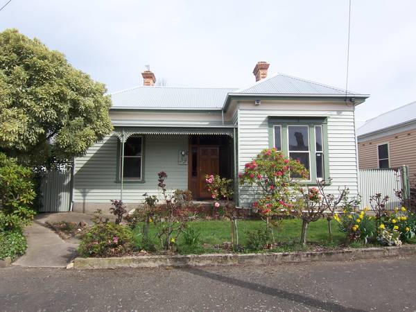 HERITAGE CHARMER JUST 800 M FROM LAKE WENDOUREE & CBD Picture 1