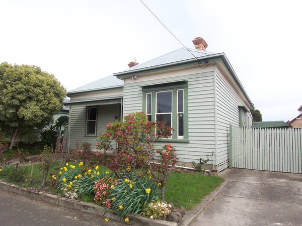 HERITAGE CHARMER JUST 800 M FROM LAKE WENDOUREE & CBD Picture 2