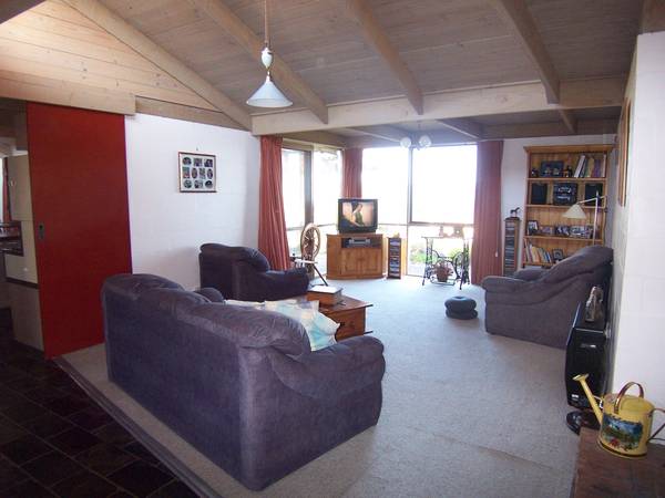 ON 20 ACRES, NORTHERN SIDE, 3 LIVING AREAS, ENSUITE, FABULOUS VIEWS, JUST 8 MINS TO FREEWAY Picture ON 20 ACRES, NORTHERN SIDE, 3 LIVING AREAS, ENSUITE, FABULOUS VIEWS, JUST 8 MINS TO FREEWAY Picture