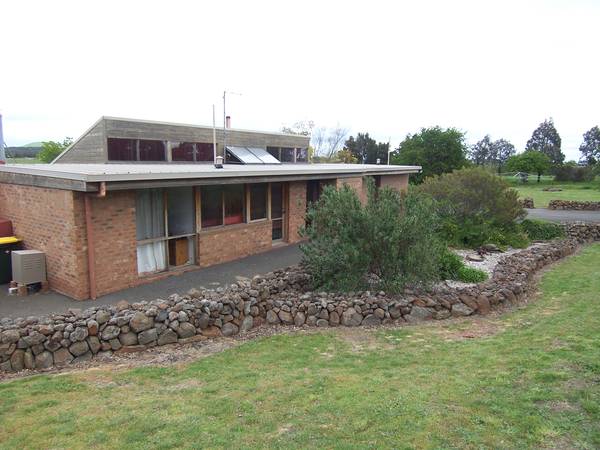 ON 20 ACRES, NORTHERN SIDE, 3 LIVING AREAS, ENSUITE, FABULOUS VIEWS, JUST 8 MINS TO FREEWAY Picture