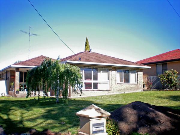 CRESWICK 3 OR 4 BR's, DOUBLE GARAGE, 3 CAR CARPORT, IN GROUND POOL Picture