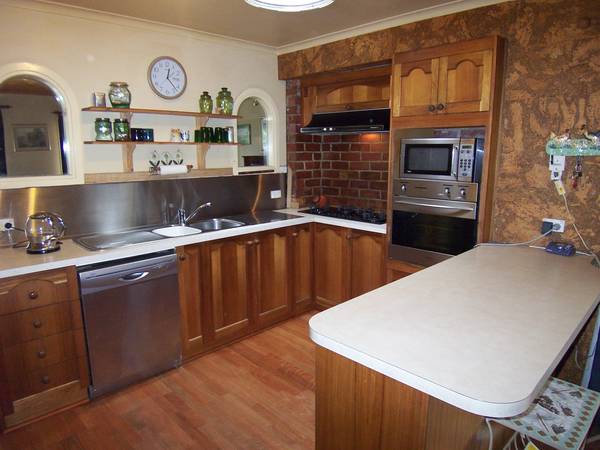 SUPER CENTRAL/LAKE POSITION A STROLL FROM STATION Picture 2