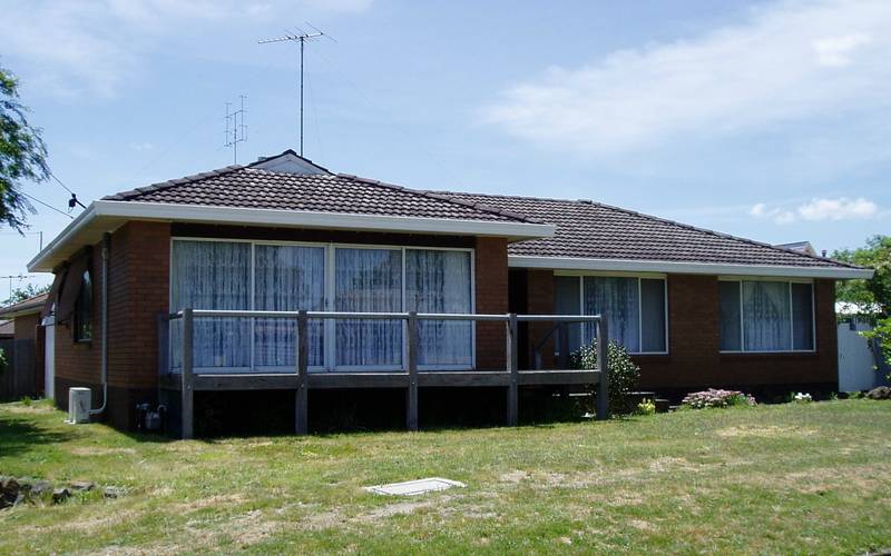 GREAT LOCATION CLOSE TO BALLARAT HIGH & VIC PARK Picture 1