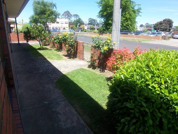 SPACIOUS 2 BEDROOM TOWNHOUSE ON OWN FREEHOLD TITLE WITH STREET FRONTAGE, CLOSE TO SUPERMARKET, SHOPPING CENTRE, AND LAKE Picture