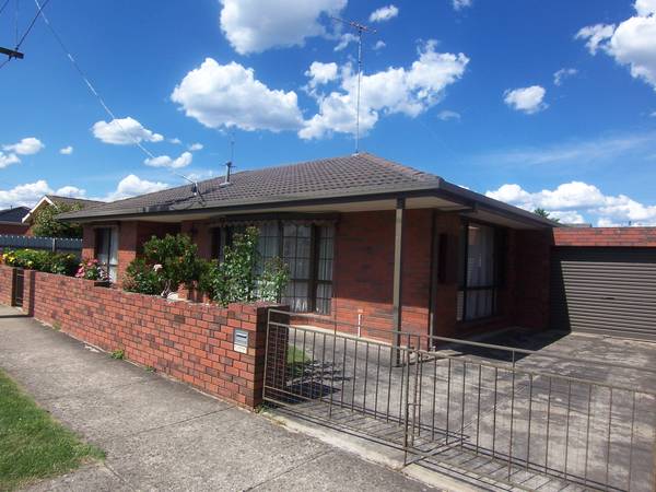 SPACIOUS 2 BEDROOM TOWNHOUSE ON OWN FREEHOLD TITLE WITH STREET FRONTAGE, CLOSE TO SUPERMARKET, SHOPPING CENTRE, AND LAKE Picture