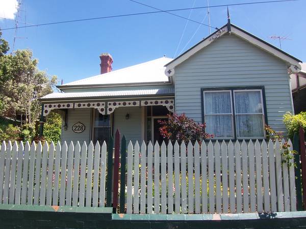 HERITAGE FEATURES, VERY CENTRAL, NEW BATHROOM, JUST 700 M TO SUPERMARKETS, KINDER & BRIDGE MALL SHOPPING Picture HERITAGE FEATURES, VERY CENTRAL, NEW BATHROOM, JUST 700 M TO SUPERMARKETS, KINDER & BRIDGE MALL SHOPPING Picture