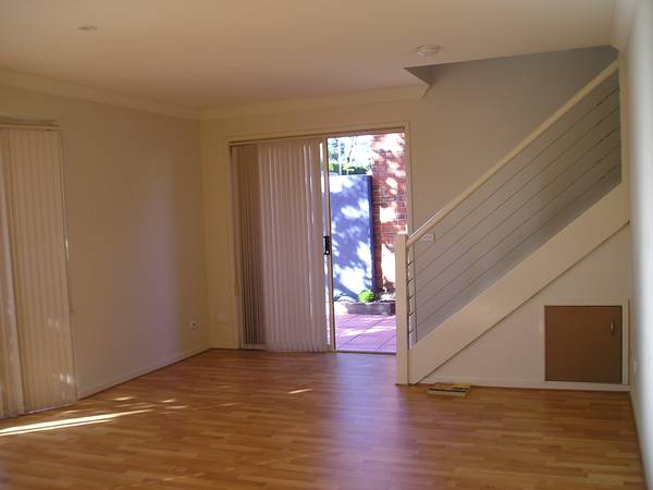 Lovely 2 Bedroom Brick Veneer Townhouse Picture