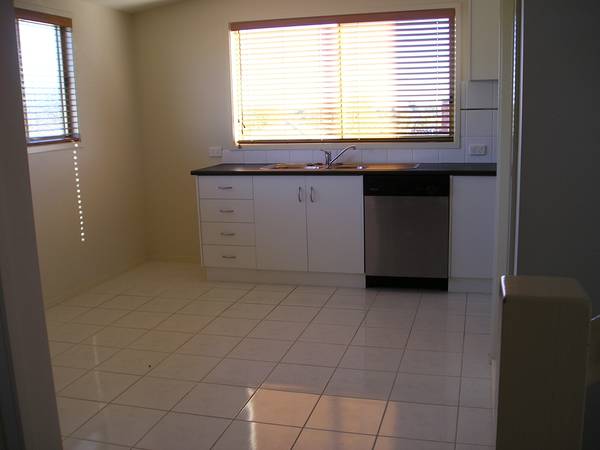 Lovely 2 Bedroom Brick Veneer Townhouse Picture