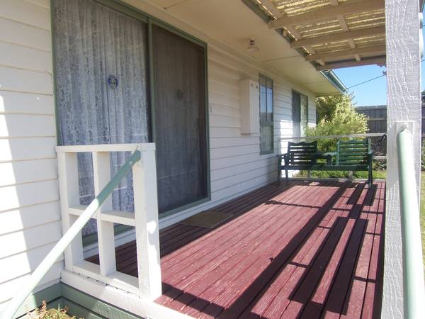 WELL PRESENTED, ONLY 250M FROM STOCKLAND, GREAT YARD FOR OUTDOOR ENTERTAINING - $162,000 Picture 3