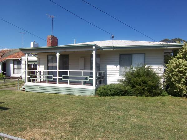 WELL PRESENTED, ONLY 250M FROM STOCKLAND, GREAT YARD FOR OUTDOOR ENTERTAINING - $162,000 Picture 2